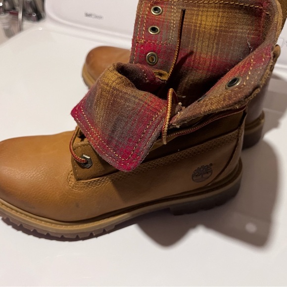 Women’s tan size 6.0 Timberlands with plaid interior. Never worn! - Picture 3 of 4